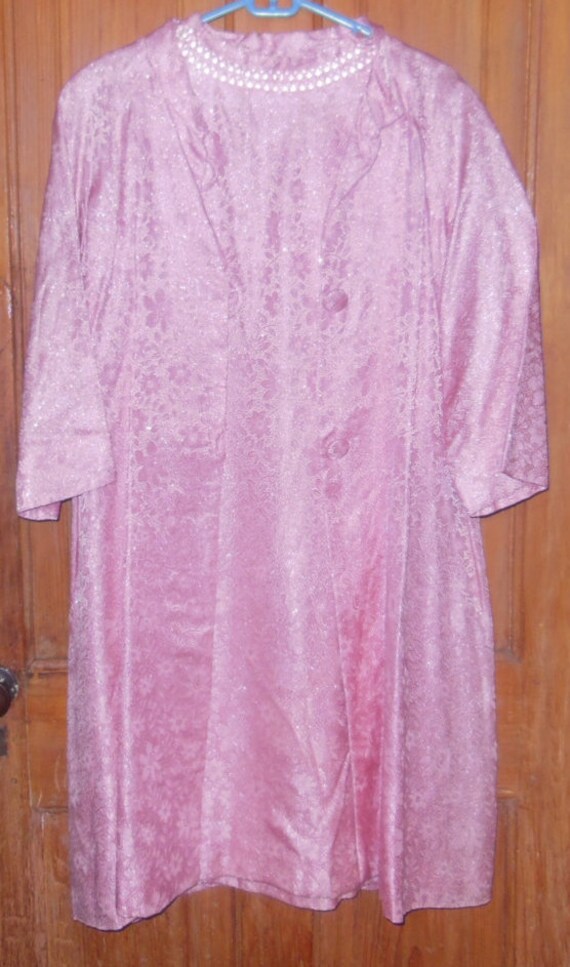 Jahrgang 1960 Funkeln Rosanes Kurzärmlige Kleid Und Über Jacke Set von TreasureTimeCapsule