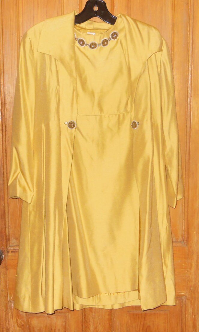 Jahrgang Der 1960Er Jahre Margaret O Leary Senf Gelb Perlen Set Kleid Und Über Jacke Jahrgang Der 1960Er Jahre Margaret O Leary Senf Gelb Perlen Set Kleid Und Über Jacke von TreasureTimeCapsule