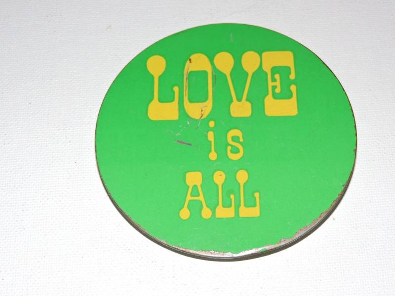 Liebe Ist Alle 1970Er Jahre Jahrgang 3 3/8" Button von TreasureTimeCapsule