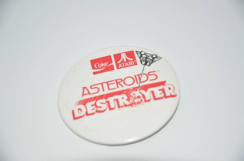 Seltene Alte Atari Asteroids Coca Cola Werbe Button Ansteckern Seltene Alte Atari Asteroids Coca Cola Werbe Button Ansteckern von TreasureTimeCapsule