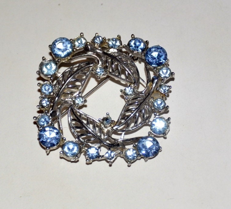 Vintage Brosche Unsigned Blau Modeschmuck Vintage Brosche Unsigned Blau Modeschmuck von TreasureTimeCapsule