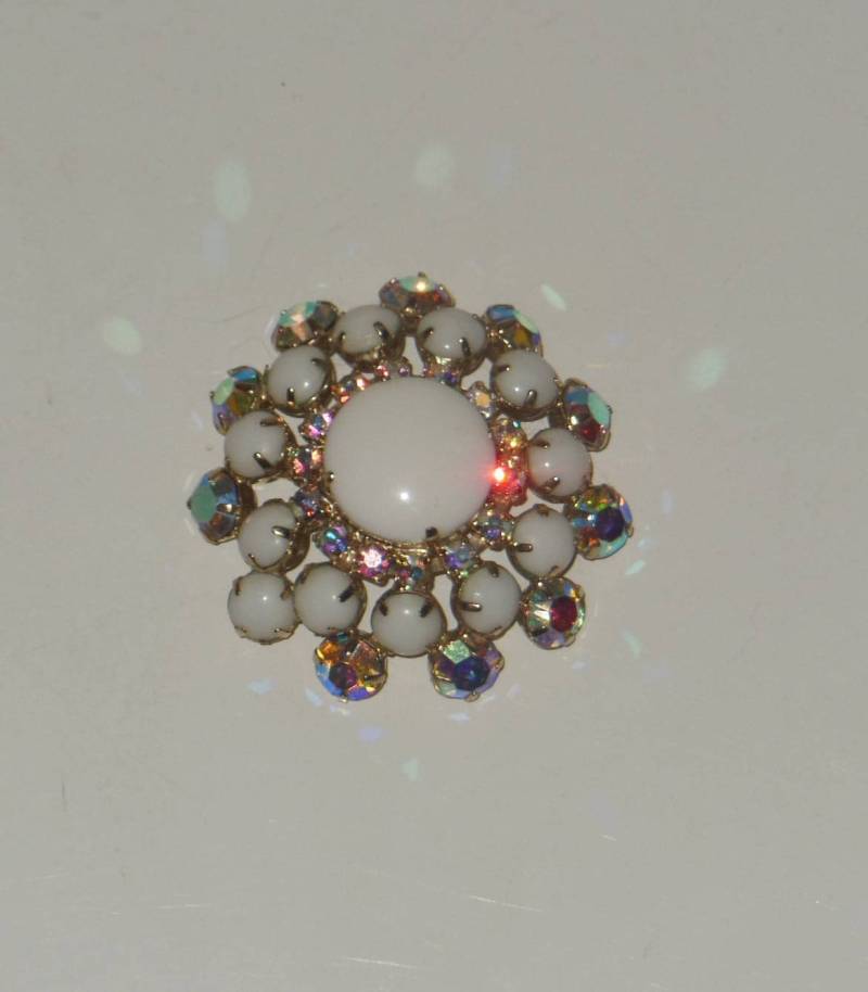 Vintage Glas Milch Und Aurora Borealis Ab Brosche von TreasureTimeCapsule