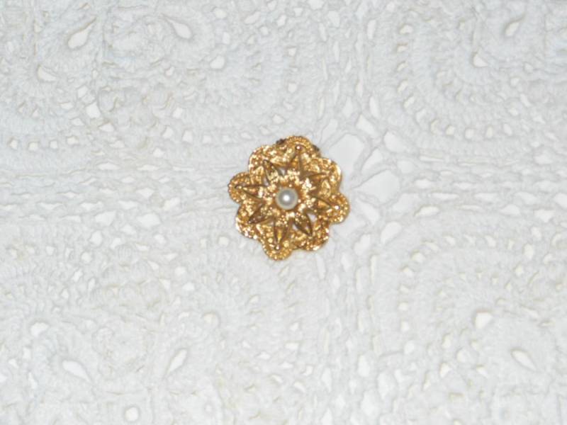 Vintage Gold Blumen Perlen Design Brosche Modeschmuck von TreasureTimeCapsule