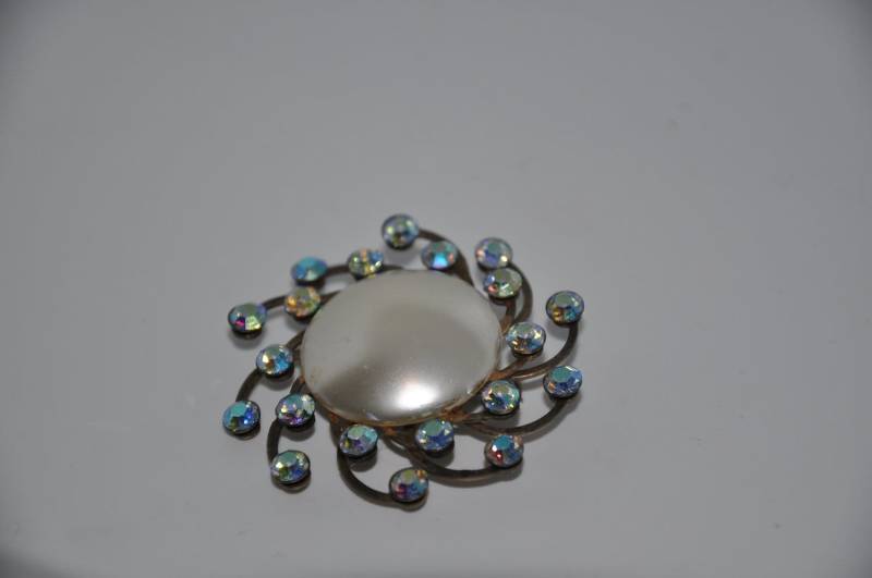 Weinlese-Spirale Sunburst Strass-Brosche Weinlese-Spirale Sunburst Strass-Brosche von TreasureTimeCapsule