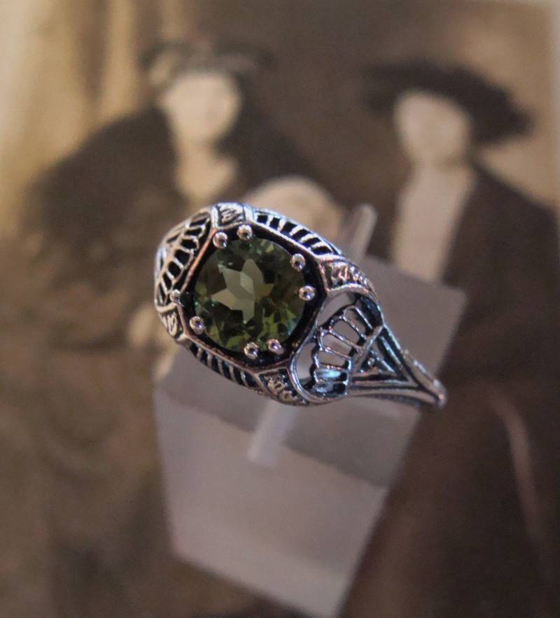 Bezaubernde Sterling Peridot Filigran Ringgröße 6 1/2 Bezaubernde Sterling Peridot Filigran Ringgröße 6 1/2 von TreasureTradersOfTN