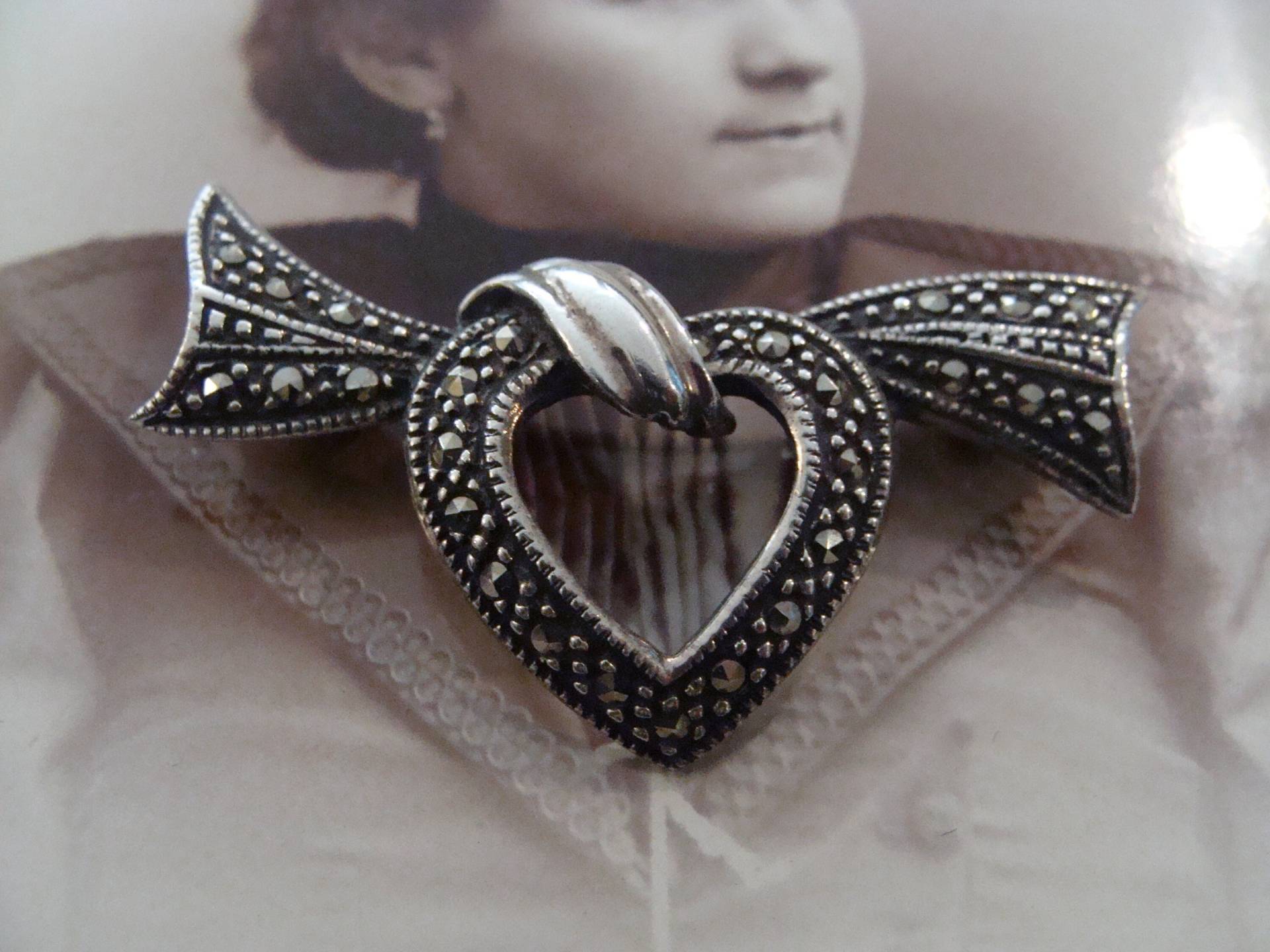 Bezaubernde Sterling Sweetheart Brosche Herz Schleife Mit Markasiten von TreasureTradersOfTN