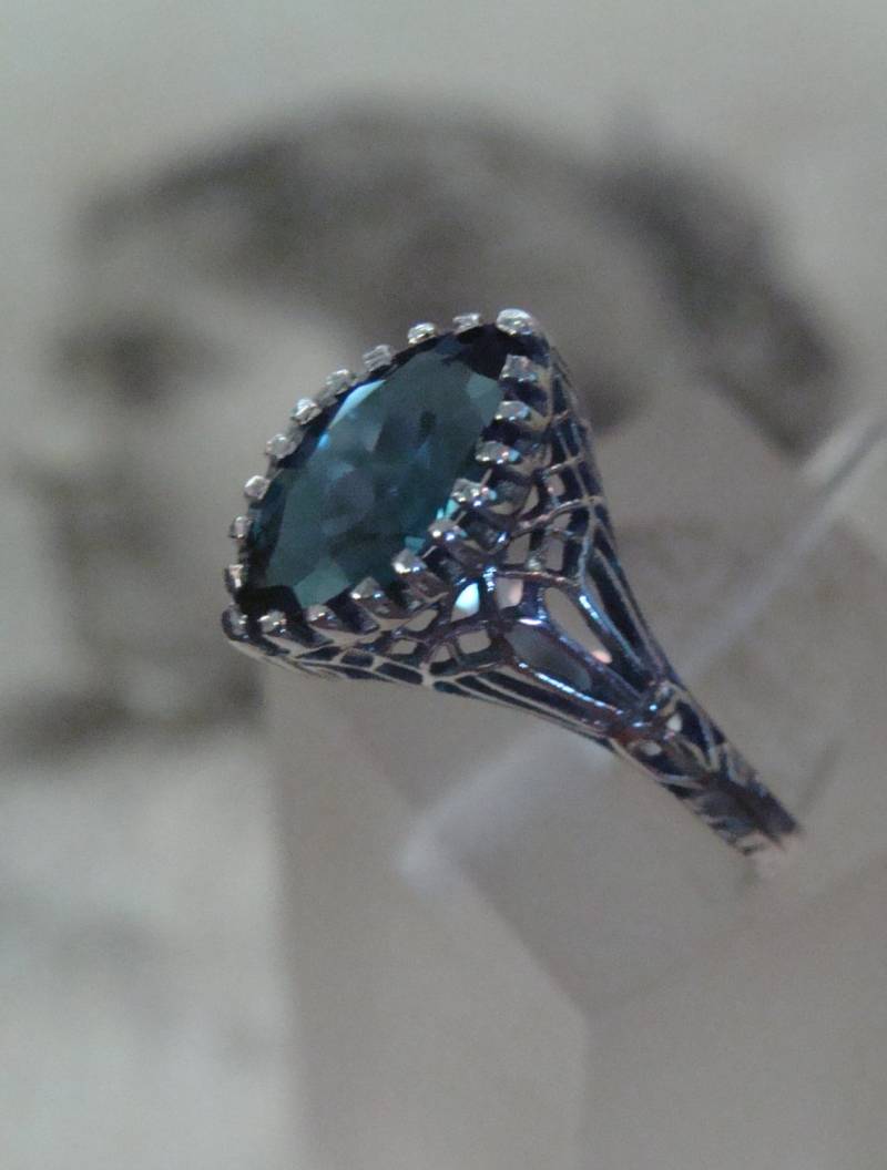 Charmante Sterling Marquis London Blau Topas Ring Größe 5, 75 Charmante Sterling Marquis London Blau Topas Ring Größe 5, 75 von TreasureTradersOfTN