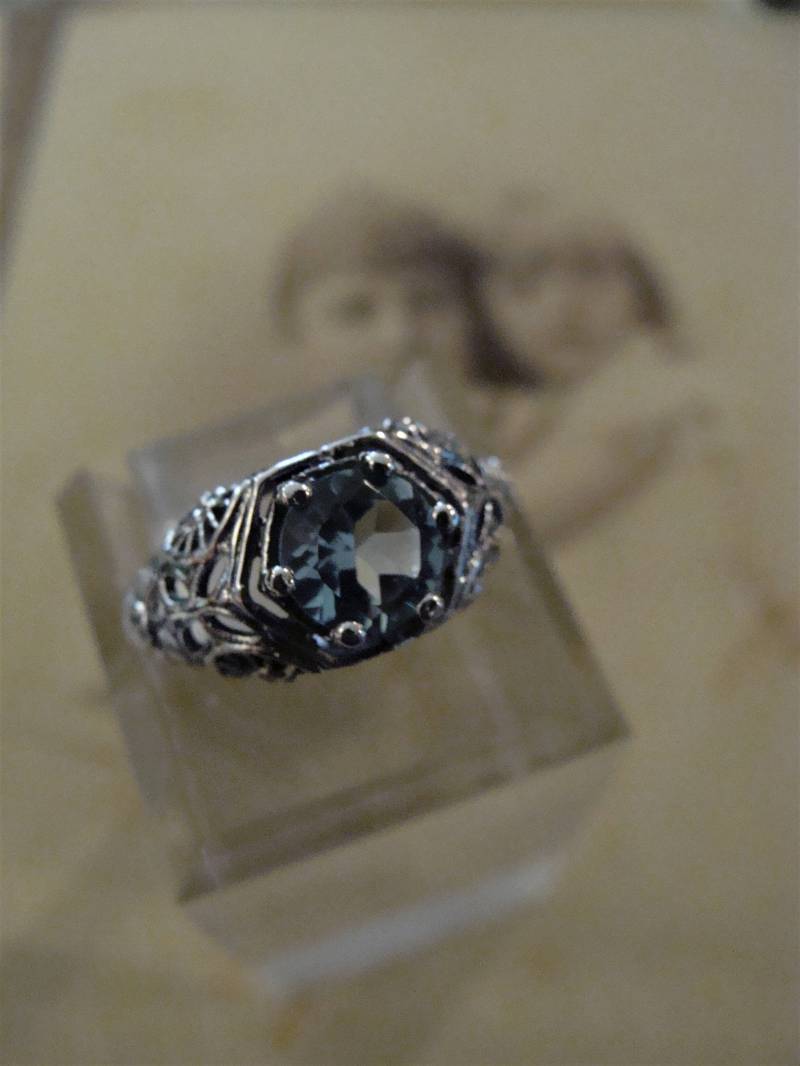 Charmante Sterling Natürliche Himmel Blau Topas Filigranring Ring Größe 6 Charmante Sterling Natürliche Himmel Blau Topas Filigranring Ring Größe 6 von TreasureTradersOfTN