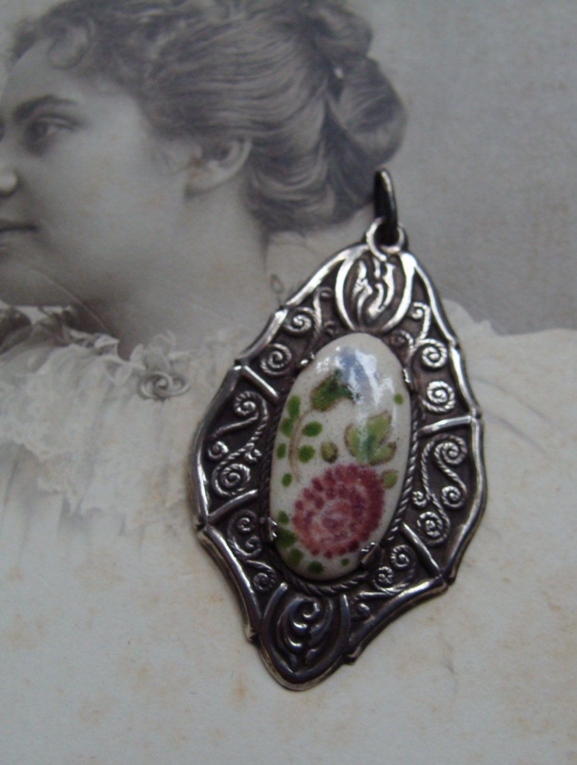 Charmante Sterling Silber Repousse Und Porzellananhänger Charmante Sterling Silber Repousse Und Porzellananhänger von TreasureTradersOfTN