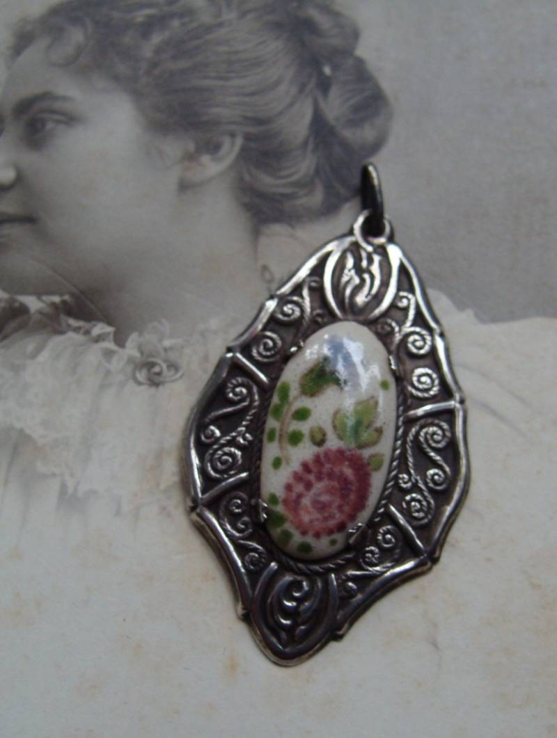 Charmante Sterling Silber Repousse Und Porzellananhänger Charmante Sterling Silber Repousse Und Porzellananhänger von TreasureTradersOfTN