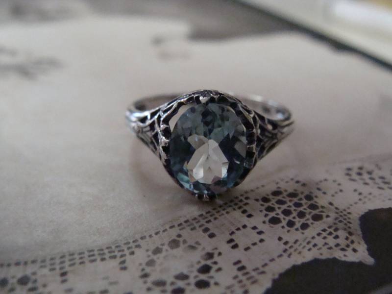 Charming Sterling Silber Sky Blue Topas Ring Größe 6, 75 Art-Deco-Design Charming Sterling Silber Sky Blue Topas Ring Größe 6, 75 Art-Deco-Design von TreasureTradersOfTN