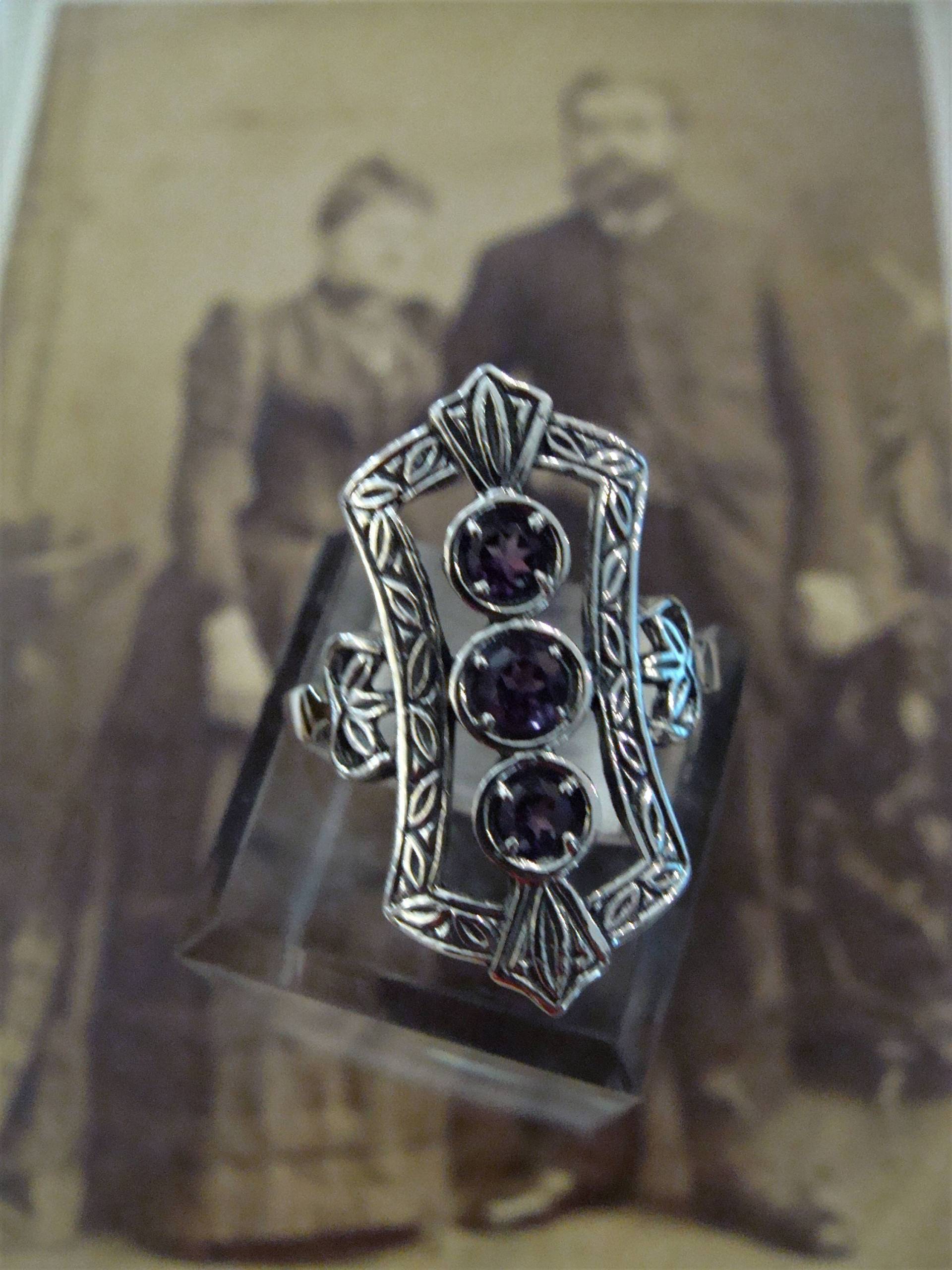 Schöne Sterling Silber Amethyst Ringgröße 9 Schöne Sterling Silber Amethyst Ringgröße 9 von TreasureTradersOfTN