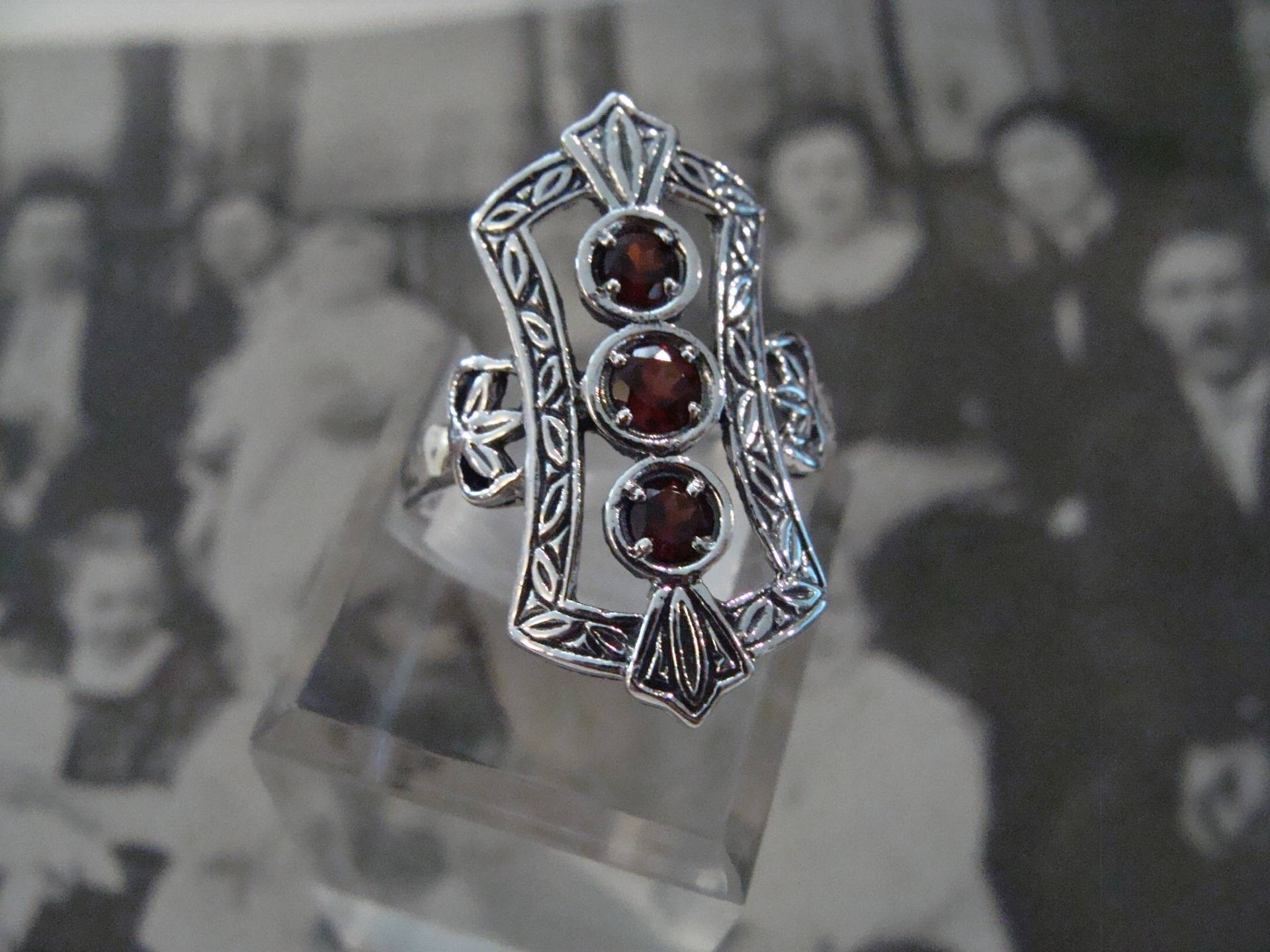 Schöne Sterling Silber Natürlicher Granat Ringgröße 9 Schöne Sterling Silber Natürlicher Granat Ringgröße 9 von TreasureTradersOfTN