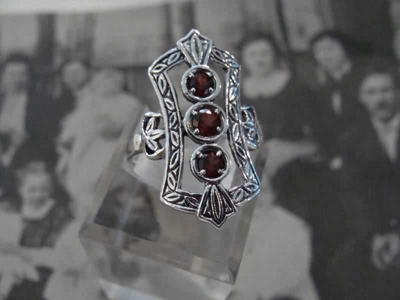 Schöne Sterling Silber Natürlicher Granat Ringgröße 9 Schöne Sterling Silber Natürlicher Granat Ringgröße 9 von TreasureTradersOfTN