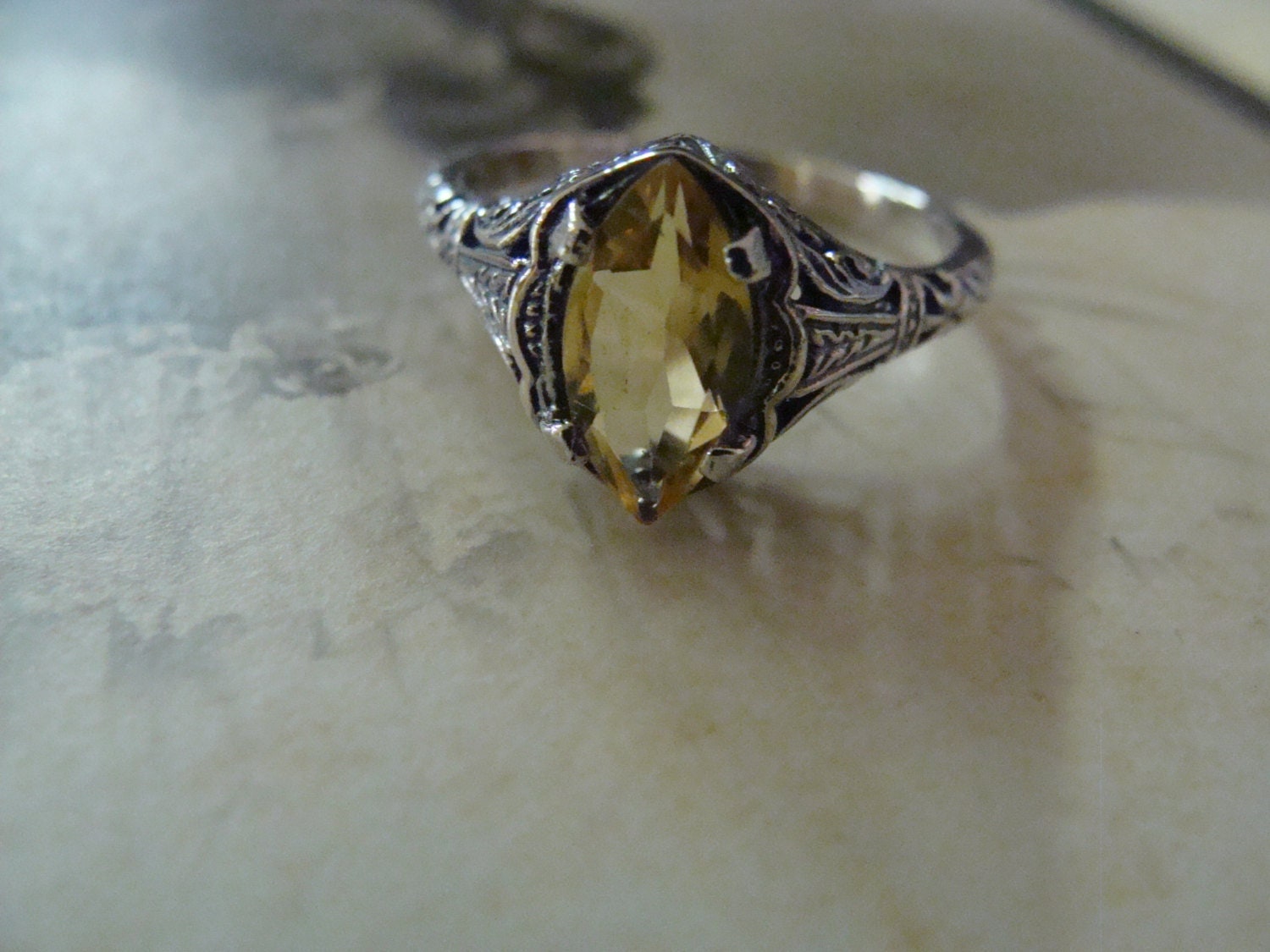Wunderschöner Sterling Marquis Citrin Filigran Ring Größe 5, 5 Wunderschöner Sterling Marquis Citrin Filigran Ring Größe 5, 5 von TreasureTradersOfTN