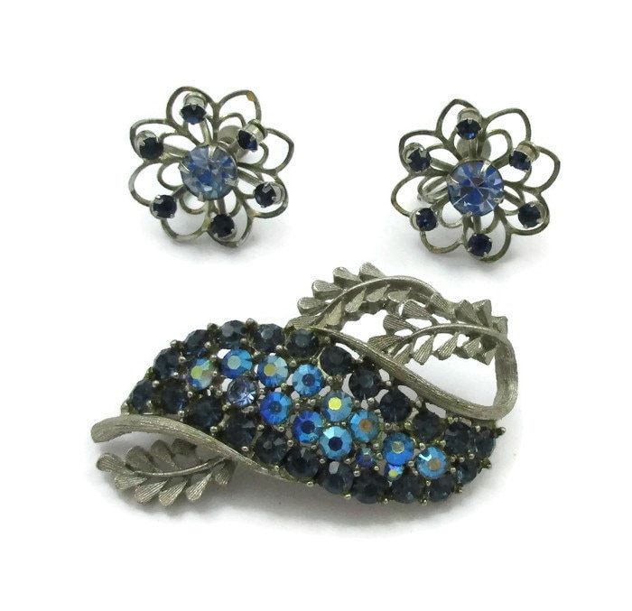 Bsk Blau Aurora Borealis Strass Silber Pin Brosche Gepaart Schraube Zurück Ohrringe Braut Demi Parure Estate Vintage Schal von TreasureTrovebyTish