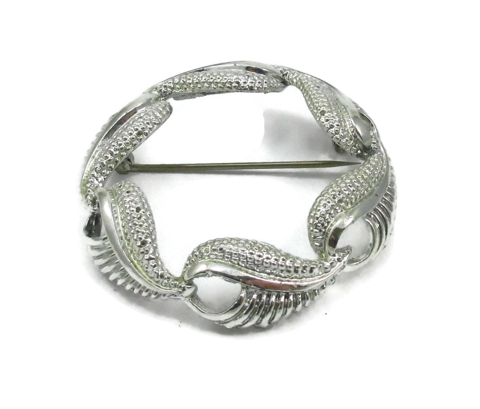 Coro Silber Ton Offene Arbeit Brosche Kranz Pin Vintage Kostüm Schmuck Geschenk Ideen Designer Unsigniert Schal Einfache 1980Er Jahre Modernist von TreasureTrovebyTish