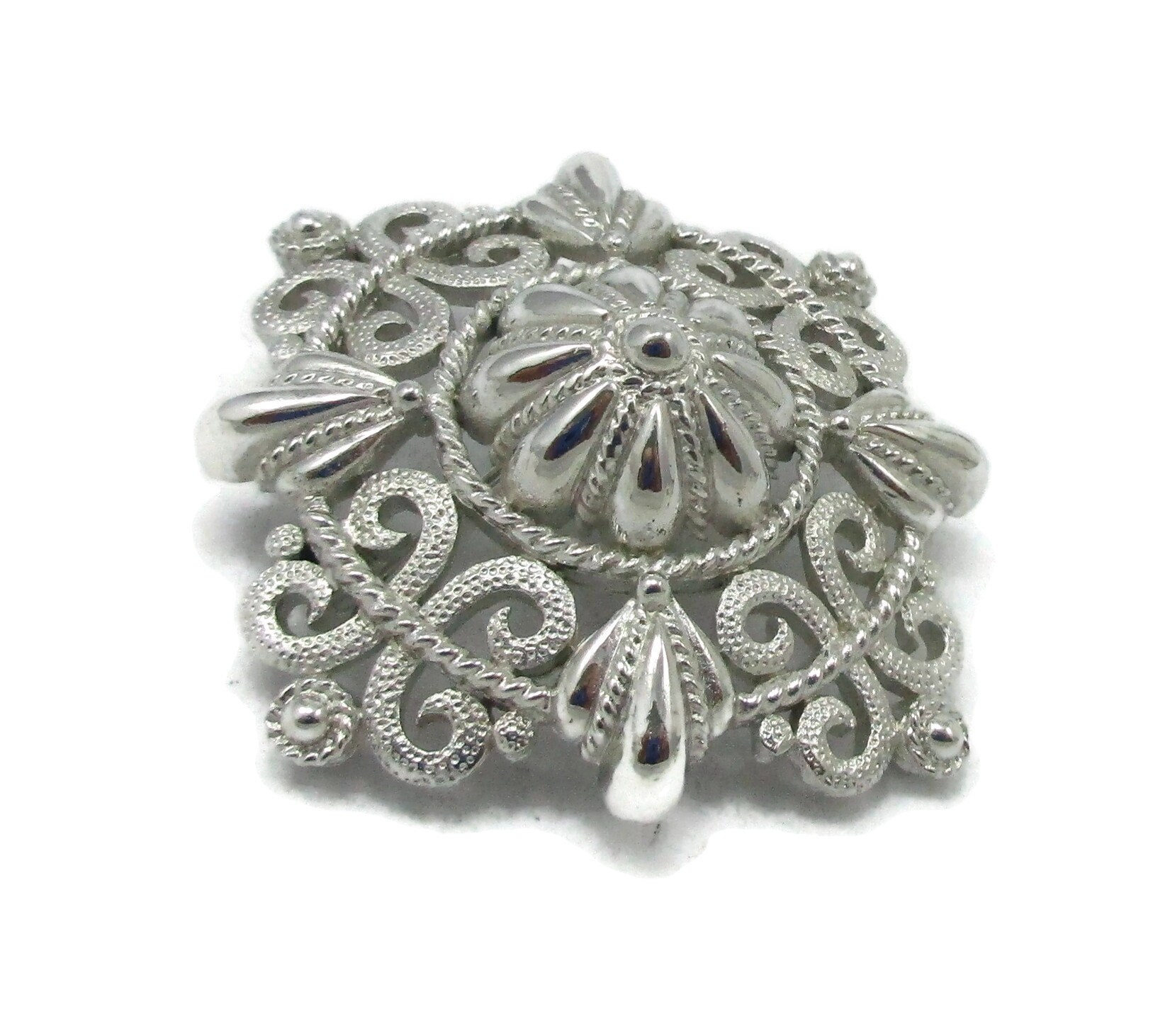 Crown Trifari Silver Brooch Pin Filigree Open Work 1950Er von TreasureTrovebyTish