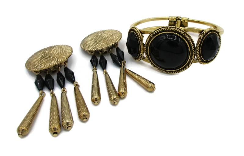 Dauplaise Gold Ton Klemmer Armband Ohrclips Set Schwarz Cabs Chunky Modernist Demi Parure Vintage Designer Kostüm Schmuck Nachlass Stück von TreasureTrovebyTish
