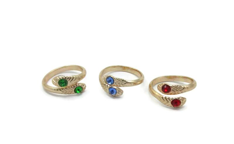 Deutschland Gold Ton Ring Nos Vintage Kostüm Schmuck Zierliche Faux Rubin Smaragd Saphir Geätzt Design Sweetheart Geschenkidee von TreasureTrovebyTish