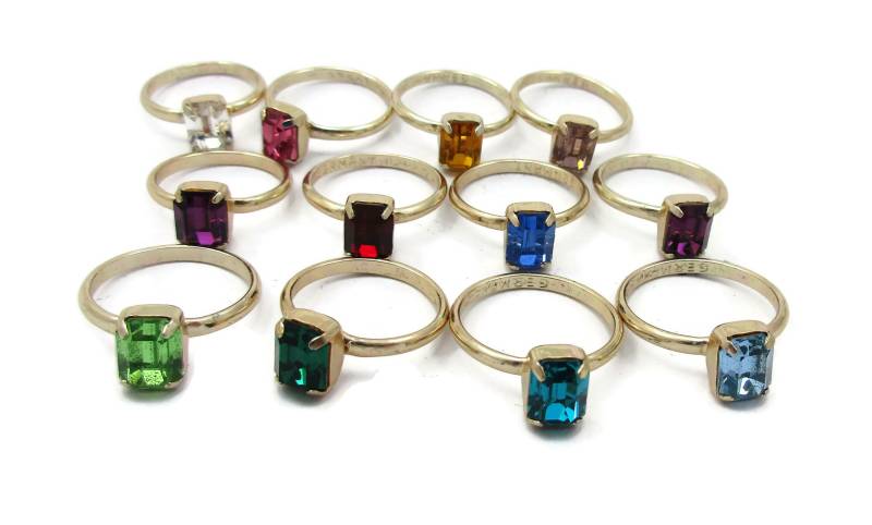 Deutschland Gold Ton Ring Nos Vintage Kostüm Schmuck Zierliche Smaragd Radiant Cut Geätzt Design Sweetheart Geschenkidee von TreasureTrovebyTish