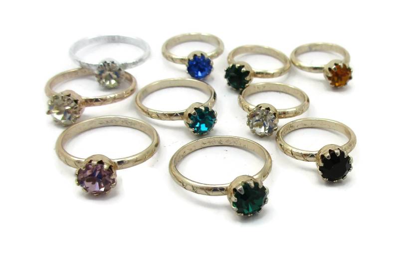 Deutschland Gold Ton Ring Nos Vintage Kostüm Schmuck Zierliche Solitär Geschnitten Geätzt Design Sweetheart Geschenkidee von TreasureTrovebyTish