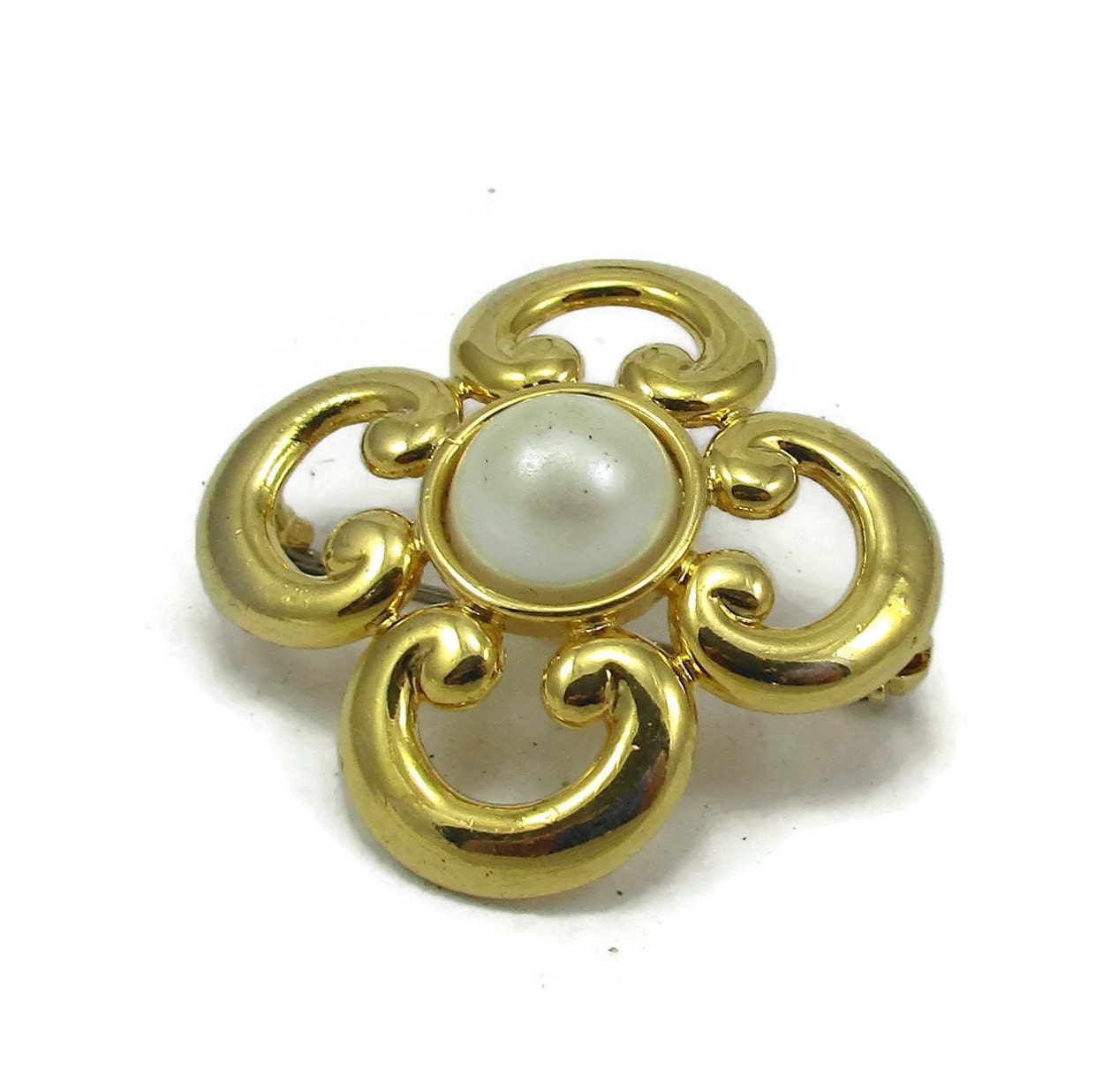 Domed Gold Ton Faux Perle Pin Swish Scroll Design Brosche Matt Vintage Kostüm Mode Schmuck Designer Schal Ak Geschenkideen von TreasureTrovebyTish