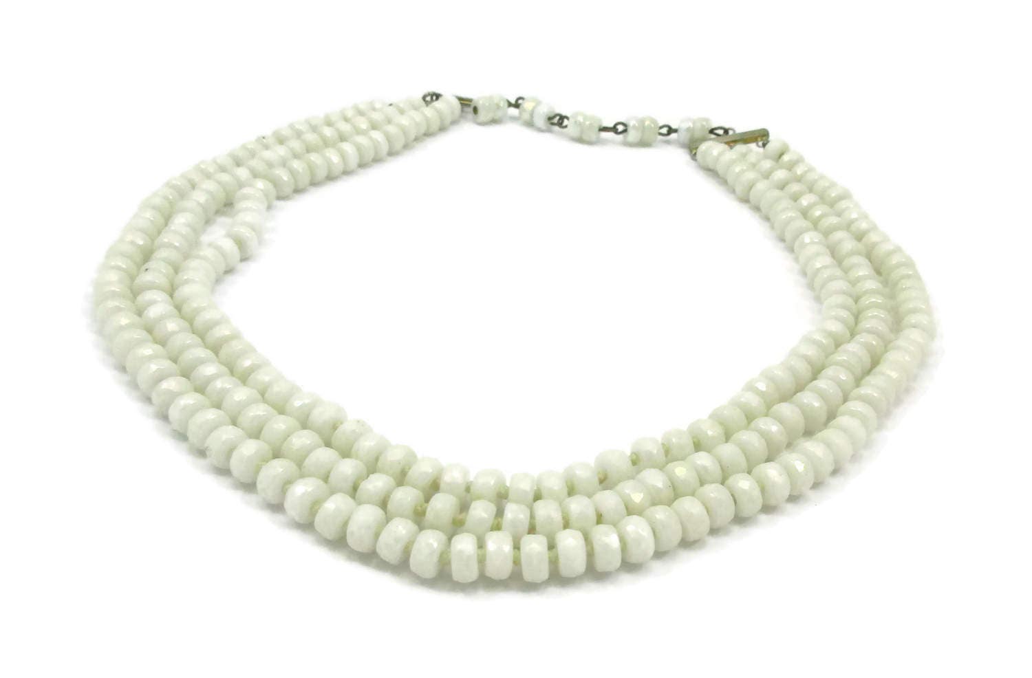 Dreifach Strang Weiß Glasperlen Halskette Opalescent Perlen Triple Halsband Designer Signiert Silber Ton Vintage Kostüm Schmuck Braut von TreasureTrovebyTish