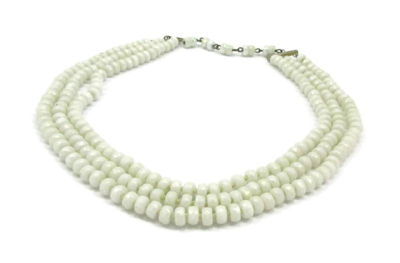 Dreifach Strang Weiß Glasperlen Halskette Opalescent Perlen Triple Halsband Designer Signiert Silber Ton Vintage Kostüm Schmuck Braut von TreasureTrovebyTish
