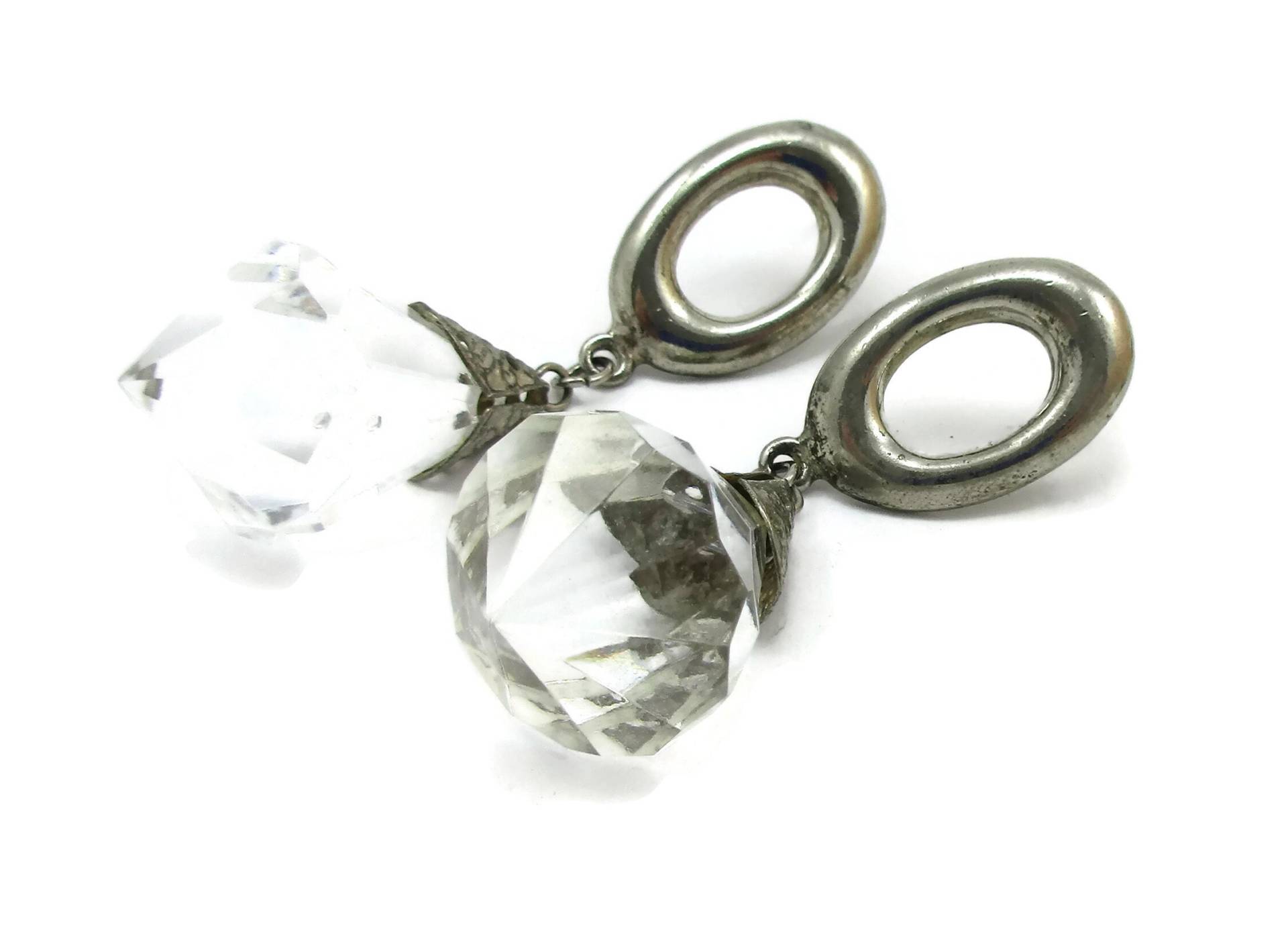 Durchsichtigen Kunststoff Ohrringe Post Durchbohrt Silberfarbenen Tropfen Baumeln Funky Moderne Braut 1960Er Jahre Designer Kostüm Schmuck Durchsichtigen Kunststoff Ohrringe Post Durchbohrt Silberfarbenen Tropfen Baumeln Funky Moderne Braut 1960Er Jahre Designer Kostüm Schmuck von TreasureTrovebyTish
