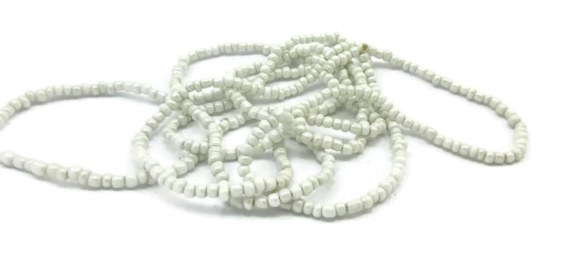 Einzelstrang Weiß Glas Perlen Halskette Schillernden 56 Zoll Lang Designer Vintage Kostüm Schmuck Braut Geschenk-Ideen von TreasureTrovebyTish