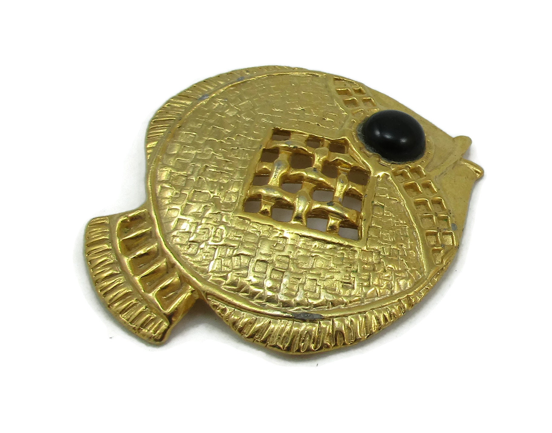 Gold Brosche Bluegill Crappy Fisch Pin Schwarz Cab Eyes Designer Vintage Kostüm Schmuck Schal Blumenkranz Geschenk Ideen Teardrop von TreasureTrovebyTish