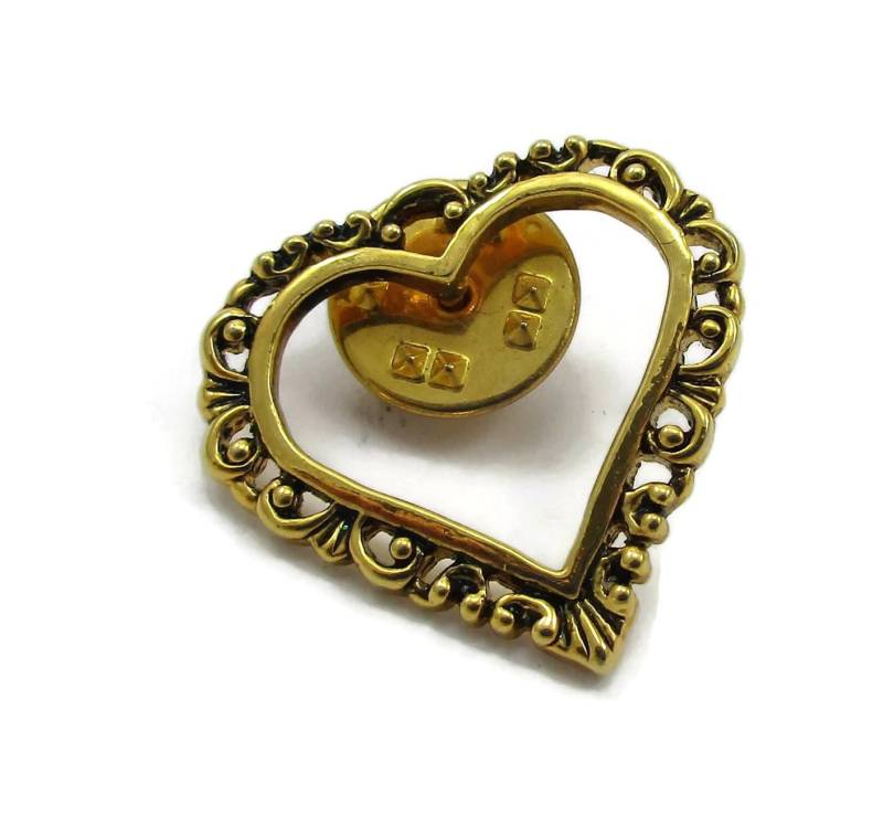 Gold Ton Herz Pin Offene Arbeit Umriss Brosche Tie Tac Designer Unsigniert Valentinstag Runway Estate Kostüm Vintage Schmuck Ronnie von TreasureTrovebyTish