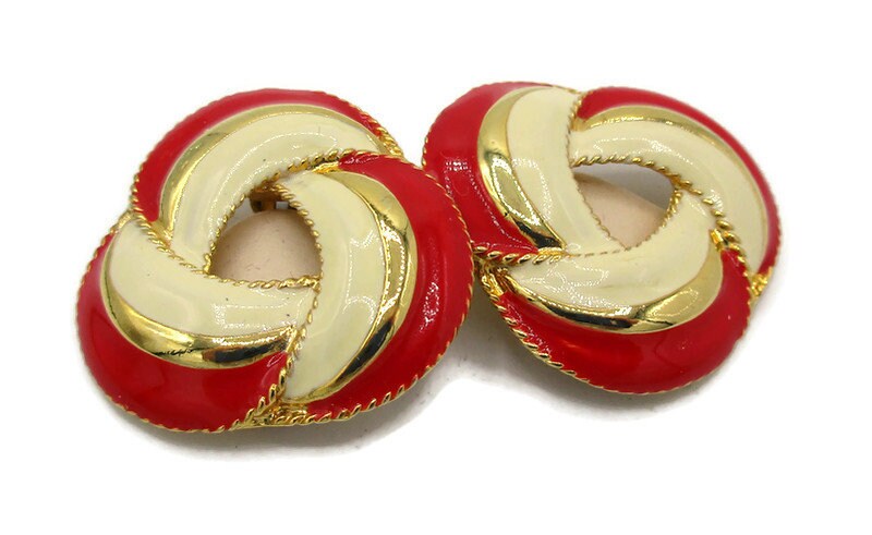 Gold Ton Ohrringe Rot Creme Swirl Emaille Design Clip Ons Modernist Vintage Nachlass Schmuck Geschenkidee Designer Start - Und Landebahn Statement Gold Ton Ohrringe Rot Creme Swirl Emaille Design Clip Ons Modernist Vintage Nachlass Schmuck Geschenkidee Designer Start - Und Landebahn Statement von TreasureTrovebyTish
