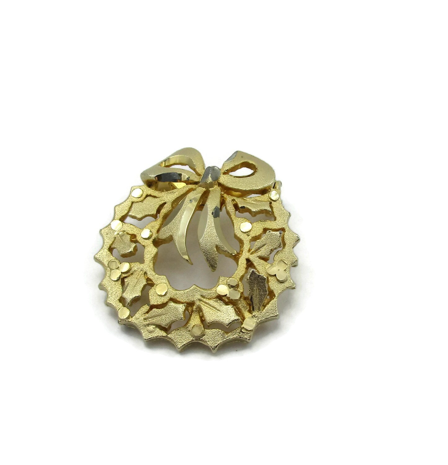 Gold Weihnachten Kranz Brosche Graviert Pin Vintage Kostüm Schmuck Urlaub Geschenk Ideen Designer Signiert Schal Clip von TreasureTrovebyTish