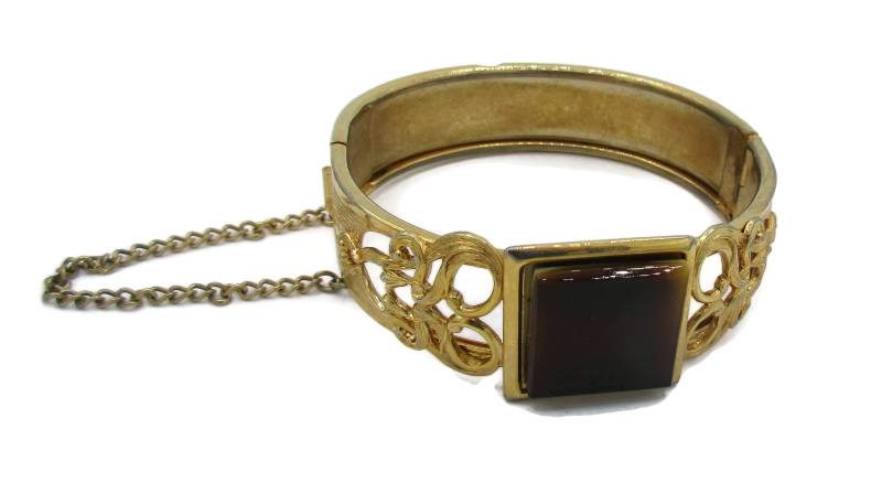 Goldton Braun Cabs Clamper Armband Sicherheitskette Chunky Viktorianisch Repousse Vintage Designer Signiert Kostüm Schmuck Nachlass Stück von TreasureTrovebyTish