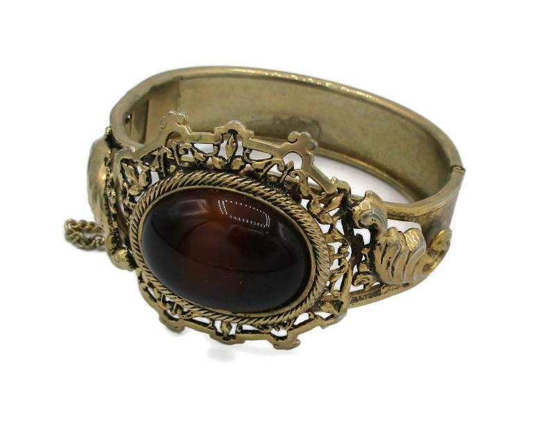 Goldton Braun Cabs Clamper Armband Sicherheitskette Chunky Viktorianisch Repousse Vintage Designer Signiert Kostüm Schmuck Nachlass Stück von TreasureTrovebyTish