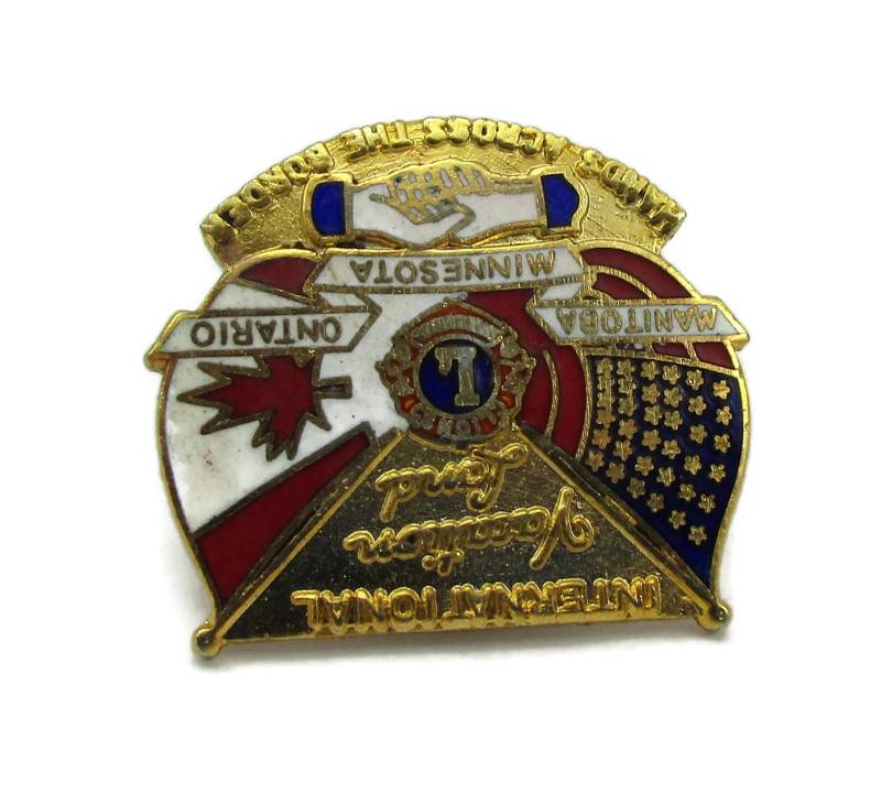 Internationaler Urlaub Land Hände Über Die Grenzen Gold Ton Emaille Anstecknadel Krawatte Tac Vintage Bruderschaft Pin College Sammlerstück von TreasureTrovebyTish