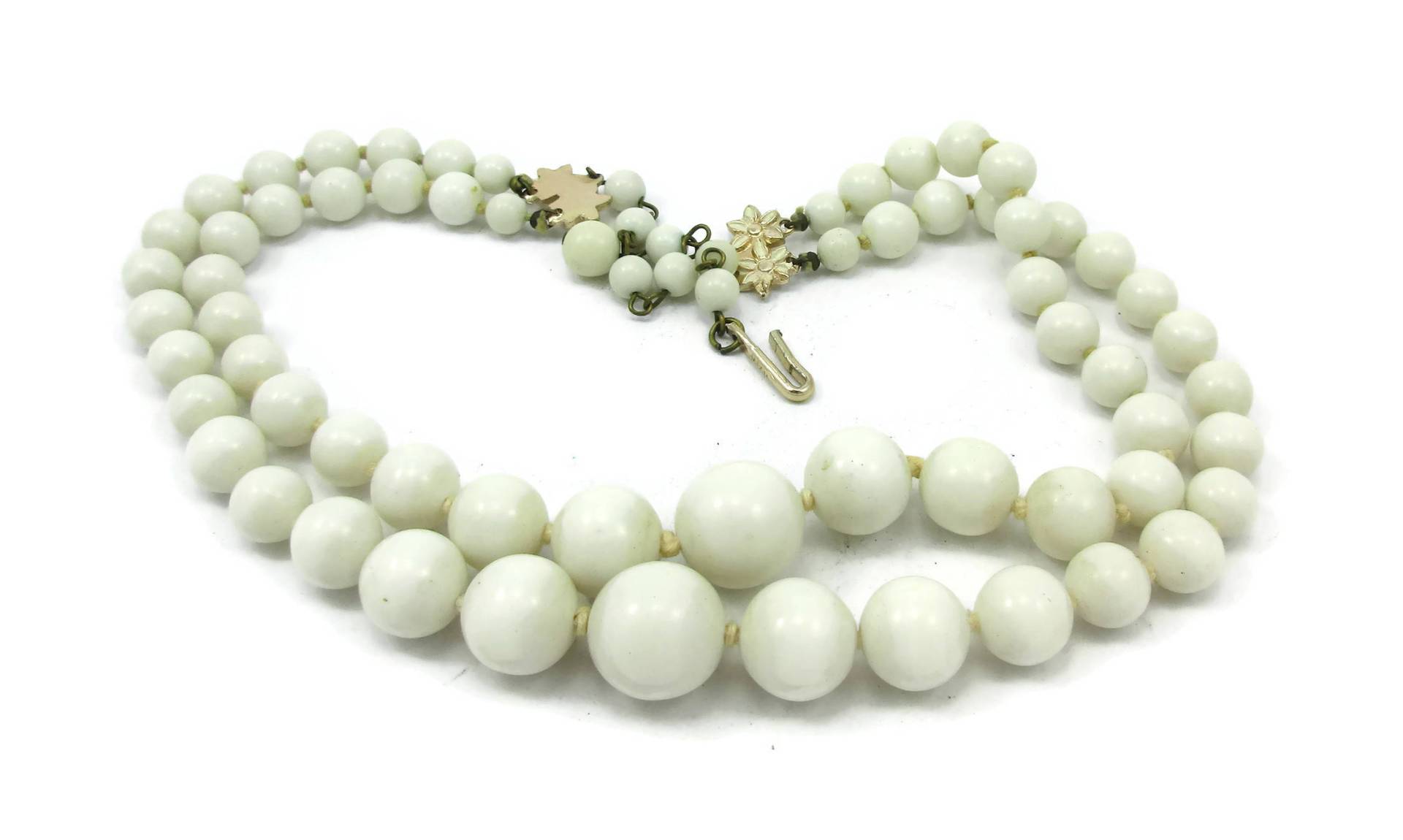 Japan Signiert Weiße Creme Perle Halskette Kunststoff Doppel Multi Strang Halsband 15-17 Zoll Statement Chunky Vintage Schmuck Braut Prom Japan Signiert Weiße Creme Perle Halskette Kunststoff Doppel Multi Strang Halsband 15-17 Zoll Statement Chunky Vintage Schmuck Braut Prom von TreasureTrovebyTish