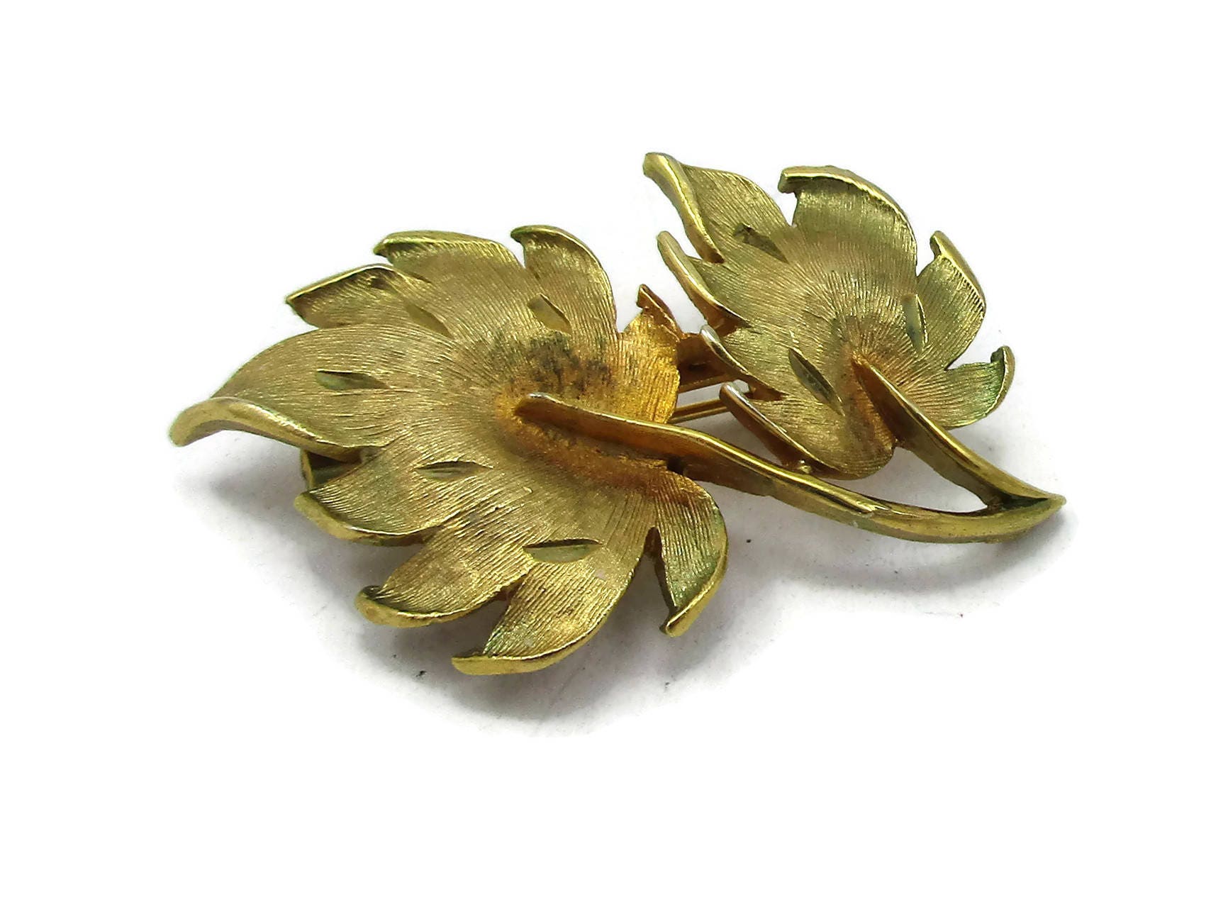 Jj Gold Ton Pin Blatt Geätzt Band Brosche Vintage Kostüm Schmuck Geschenk Ideen Designer Signiert Schal Clip von TreasureTrovebyTish