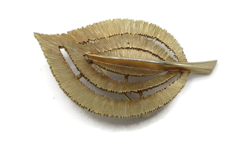 Jj Gold Ton Pin Blatt Geätztes Band Brosche Vintage Kostüm Schmuck Geschenkideen Designer Signiert Schal Clip von TreasureTrovebyTish
