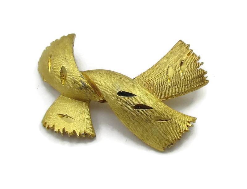Jj Gold Ton Schleife Pin Geätzt Band Brosche Vintage Kostüm Schmuck Urlaub Geschenk Ideen Designer Signiert Schal Clip von TreasureTrovebyTish