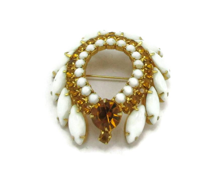 Juliana Weiß Milchglas Orange Strass Brosche Pins Designer Vintage Kostüm Schmuck Mode Accessoire Nachlass Schal Pin Juliana Weiß Milchglas Orange Strass Brosche Pins Designer Vintage Kostüm Schmuck Mode Accessoire Nachlass Schal Pin von TreasureTrovebyTish