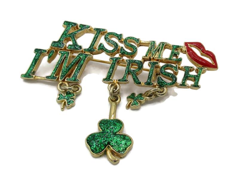 Kiss Me I'm Irish Gold Ton Grün Emaille Pin Brosche Vintage Modeschmuck Urlaub Geschenkideen Designer Unsigned Schal Clip von TreasureTrovebyTish