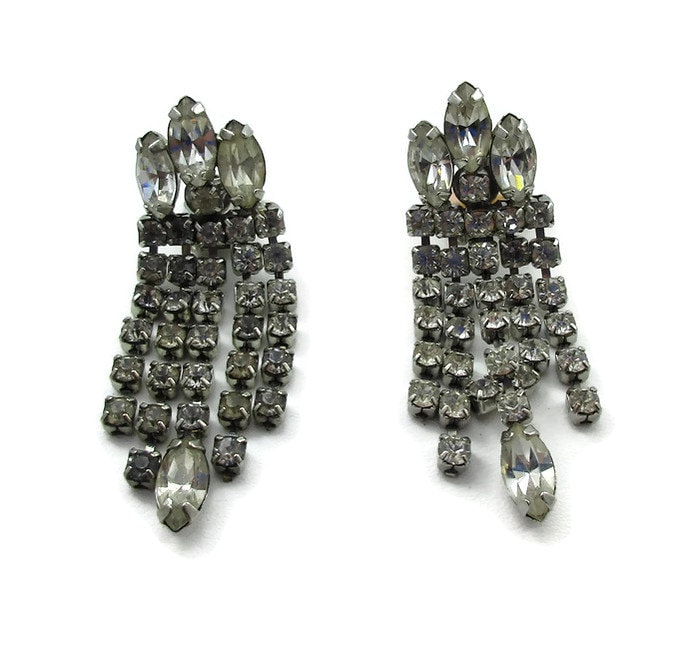 Kramer Silber Strass Ohrringe Clip Lange Baumeln Kronleuchter Braut Vintage Kostüm Schmuck Cz Diamant Glas Klar Designer Paula von TreasureTrovebyTish