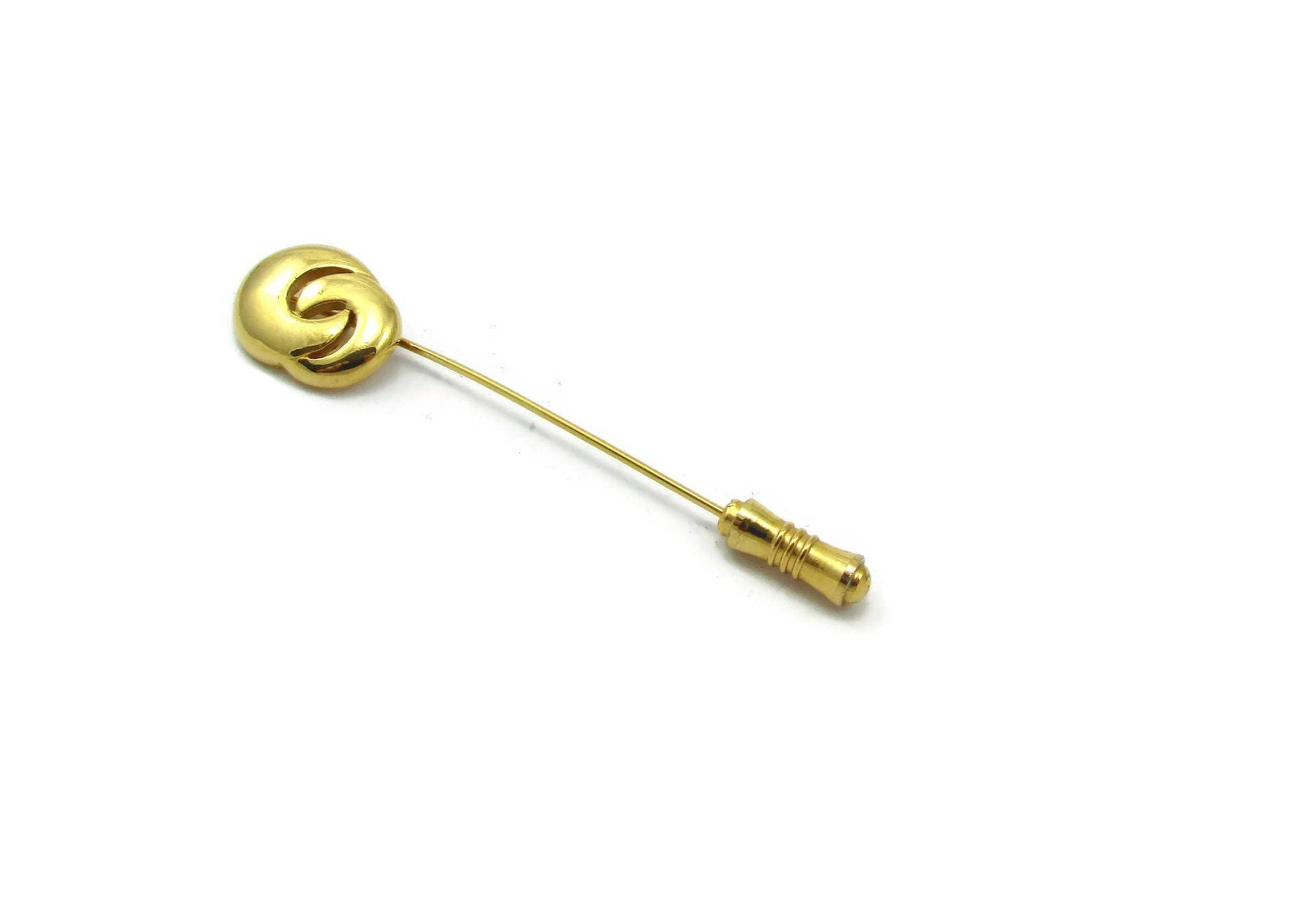 Krone Trifari Hut Stick Pin Wirbel Gold Ton Brosche Einfache Designer Signiert Vintage Estate Schmuck Geschenk Ideen Schal 1980Er Jahre von TreasureTrovebyTish