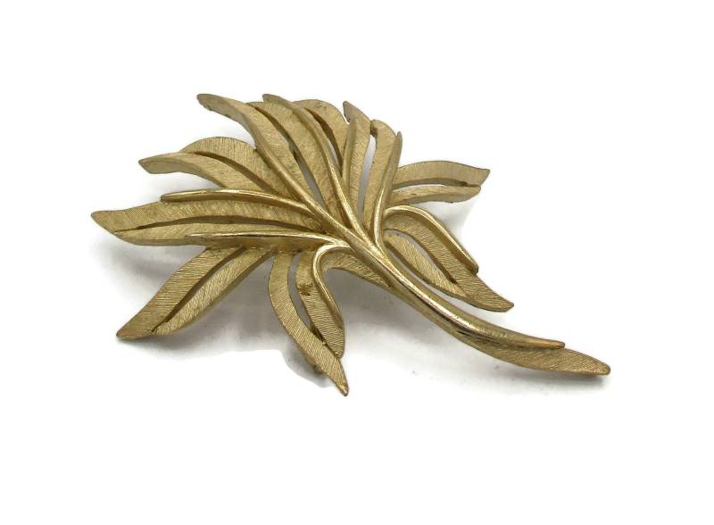 Krone Trifari Matte Gebürstet Gold Ton Pin Blatt Brosche 1950Er Jahre Gebürstet Designer Landebahn Nachlass Kostüm Vintage Signiert von TreasureTrovebyTish