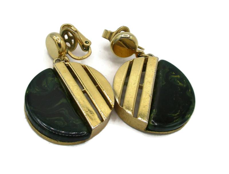 Krone Trifari Ohrringe Ohrclips Grün Tropfen Baumeln Mod 1980Er Designer Signiert Vintage Nachlass Modeschmuck Geschenkideen Modernist von TreasureTrovebyTish