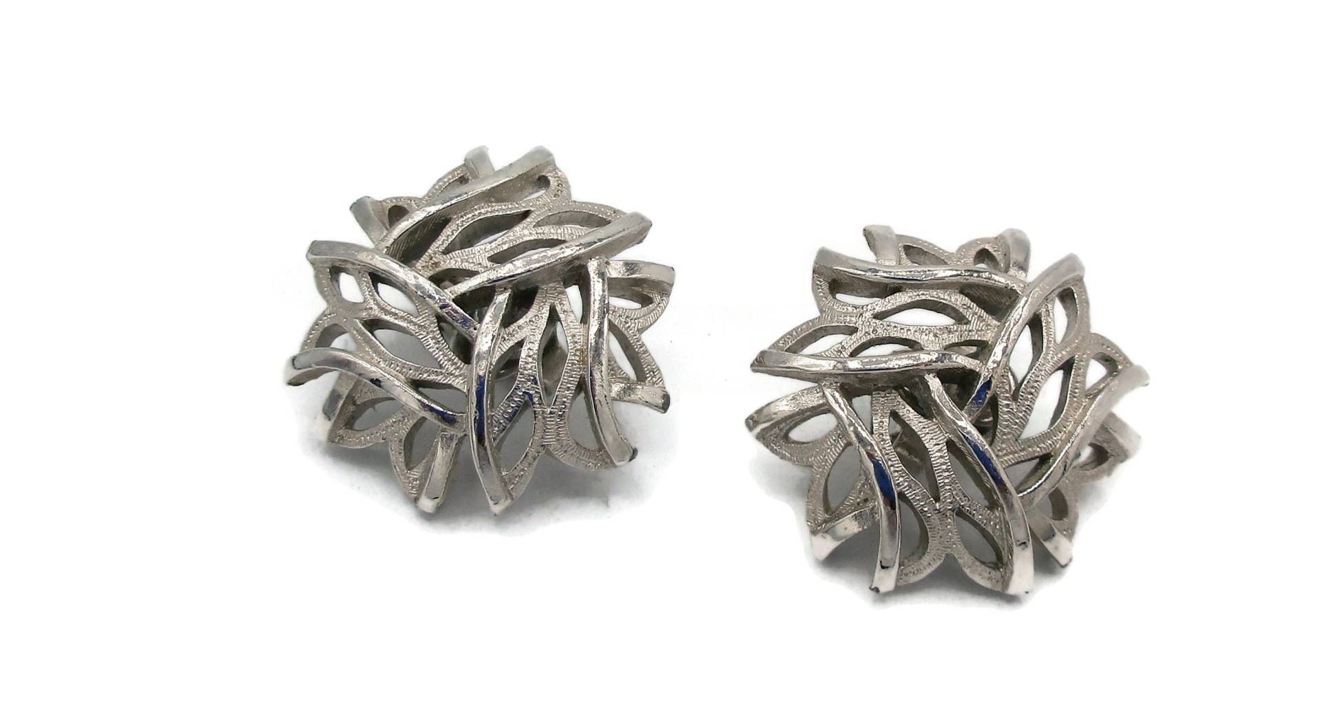 Krone Trifari Silber Ohrclips Blatt Design 1950Er Jahre Designer Signiert Landebahn Classic Vintage Kostüm Schmuck Krone Trifari Silber Ohrclips Blatt Design 1950Er Jahre Designer Signiert Landebahn Classic Vintage Kostüm Schmuck von TreasureTrovebyTish