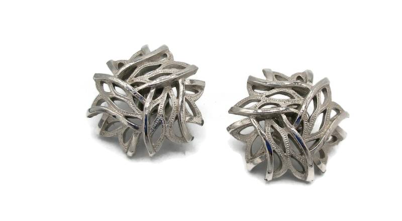 Krone Trifari Silber Ohrclips Blatt Design 1950Er Jahre Designer Signiert Landebahn Classic Vintage Kostüm Schmuck von TreasureTrovebyTish